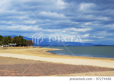 Scenery of the shore of Lake Biwa in the light of the sun covered in winter clouds 97274486