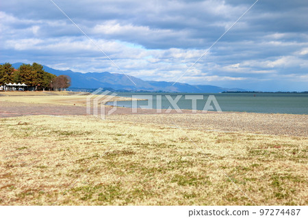 琵琶湖岸邊的風景在冬雲覆蓋的陽光下 琵琶湖岸邊的風景在冬雲覆蓋的陽光下 97274487