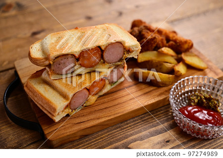 三種香腸熱三明治 97274989