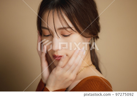 穿著棕色針織衫的女人 97275092