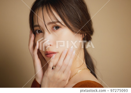 穿著棕色針織衫的女人 97275093