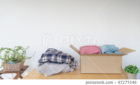 硬紙板衣服 | 更換、丟棄和回收圖片 硬紙板衣服 | 更換、丟棄和回收圖片 97275546