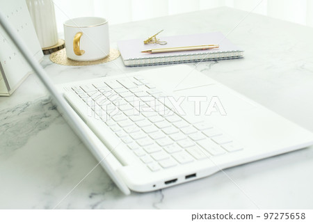 有膝上型計算機的書桌 有膝上型計算機的書桌 97275658