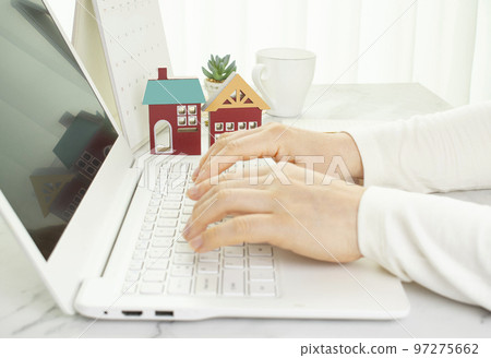 房子形象和女人的手 房子形象和女人的手 97275662
