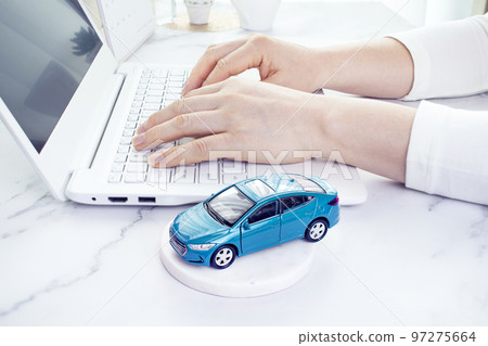 在汽車上工作的女人的手 在汽車上工作的女人的手 97275664
