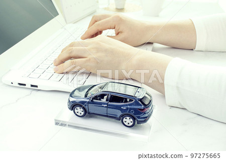 在汽車上工作的女人的手 在汽車上工作的女人的手 97275665