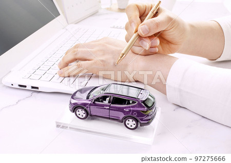 在汽車上工作的女人的手 在汽車上工作的女人的手 97275666