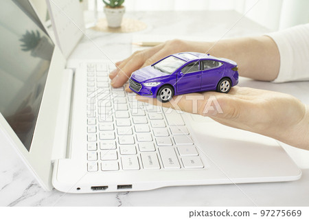 在汽車上工作的女人的手 在汽車上工作的女人的手 97275669