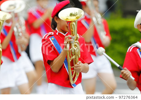 行進樂隊遊行樂器 97276364