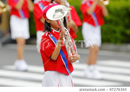 行進樂隊遊行樂器 97276365