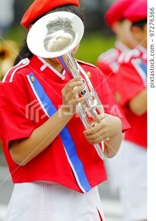 行進樂隊遊行樂器 97276366