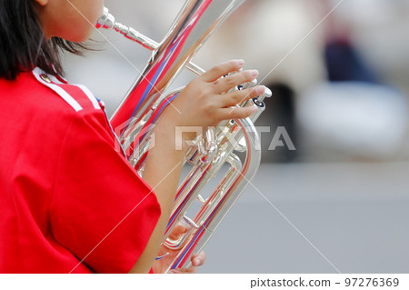 行進樂隊遊行樂器 行進樂隊遊行樂器 97276369