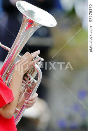 行進樂隊遊行樂器 97276370