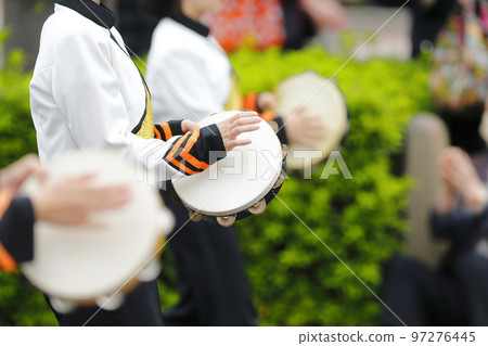 行進樂隊遊行樂器 97276445