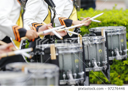 行進樂隊遊行樂器 97276446