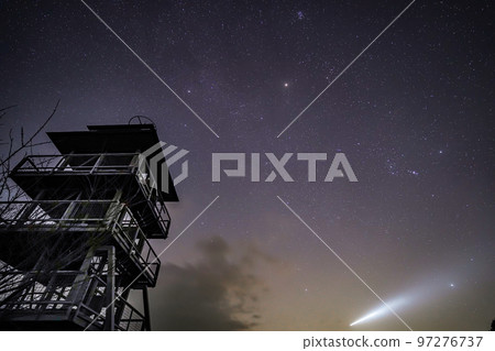 塔和探照燈 塔和探照燈 97276737