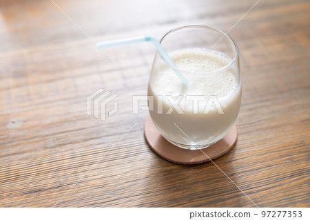 自製蘋果和香蕉冰沙 自製蘋果和香蕉冰沙 97277353