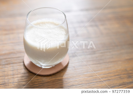 自製蘋果和香蕉冰沙 自製蘋果和香蕉冰沙 97277359