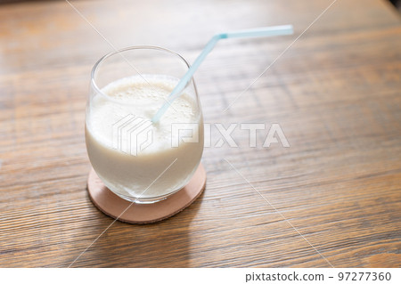 自製蘋果和香蕉冰沙 自製蘋果和香蕉冰沙 97277360
