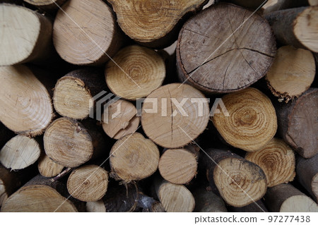 Solid fuel made by processing wood scraps into rods5 97277438
