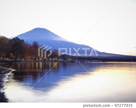 山梨縣山中湖湖畔秋葉和富士山十一月 97277835