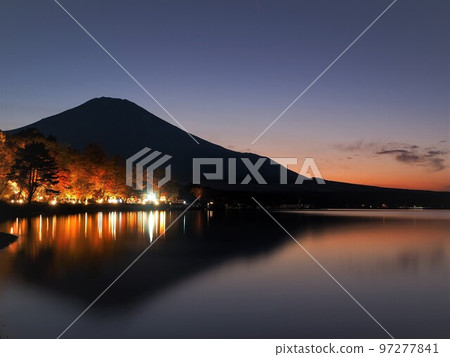 山梨縣山中湖秋葉和富士山 11 月黃昏 山梨縣山中湖秋葉和富士山 11 月黃昏 97277841
