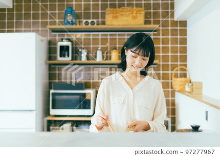 一個在廚房做飯的女人 97277967