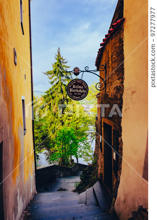Cesky Krumlov,捷克共和國通往河邊的胡同 Cesky Krumlov,捷克共和國通往河邊的胡同 97277977
