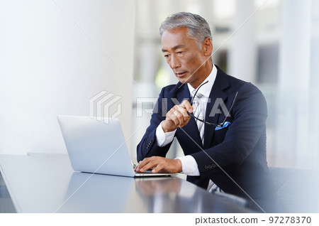 經理看電腦 97278370
