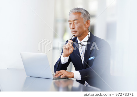 manager looking at computer 97278371