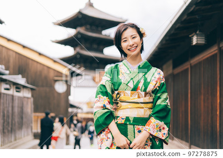 在京都觀光的和服女人 97278875