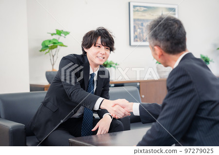 商人在 B2B 商務談判中握手 商人在 B2B 商務談判中握手 97279025