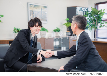 商人在 B2B 商務談判中握手 商人在 B2B 商務談判中握手 97279026