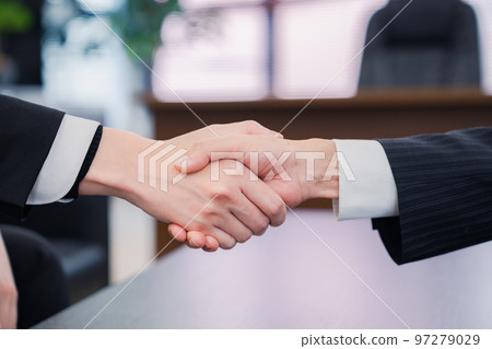 商人在 B2B 商務談判中握手 97279029