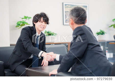 商人在 B2B 商務談判中握手 商人在 B2B 商務談判中握手 97279030