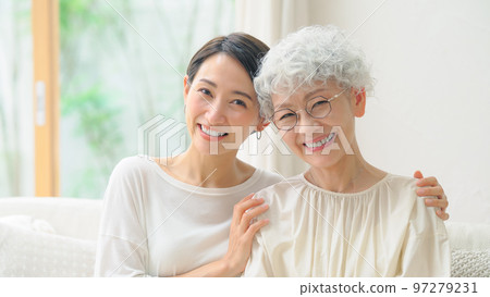 微笑的高級中年婦女，年長的母女 97279231