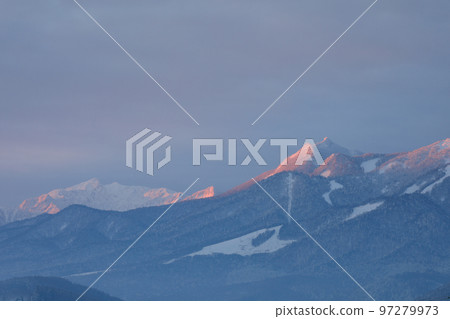 [北海道] 沐浴在朝陽下的冬季山巒 97279973