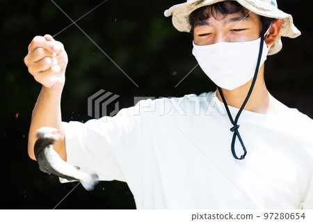 孩子們在溪流中享受釣魚 97280654