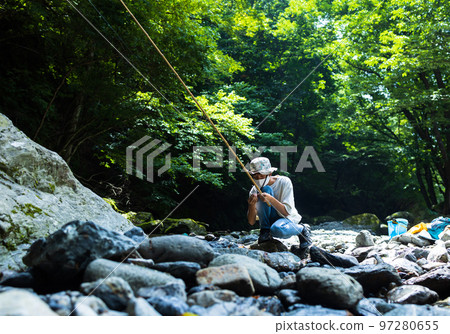 孩子們在溪流中享受釣魚 97280655
