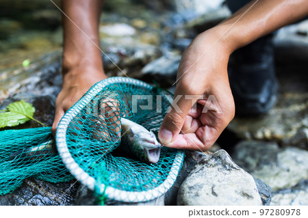 孩子們在溪流中享受釣魚 97280978