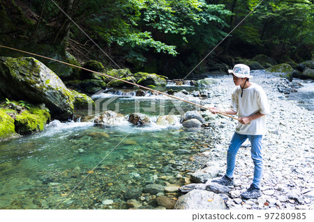 孩子們在溪流中享受釣魚 97280985