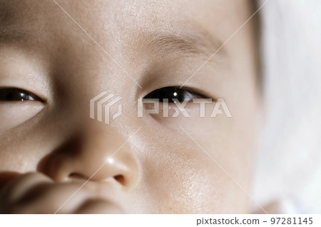 耀眼的嬰兒面部特寫 97281145