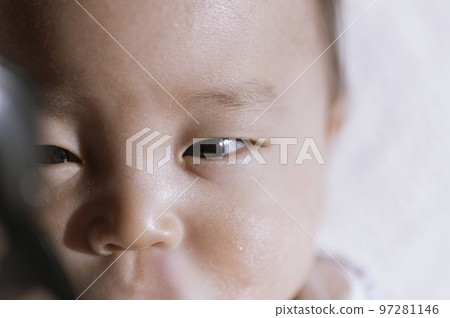 耀眼的嬰兒面部特寫 耀眼的嬰兒面部特寫 97281146