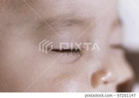 耀眼的嬰兒面部特寫 耀眼的嬰兒面部特寫 97281147