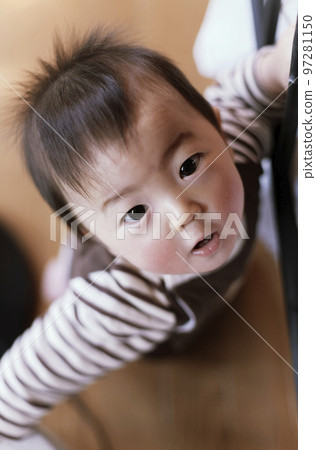 一個男孩抬頭 一個男孩抬頭 97281150