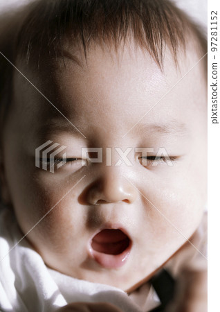 聰明打哈欠的嬰兒 聰明打哈欠的嬰兒 97281152