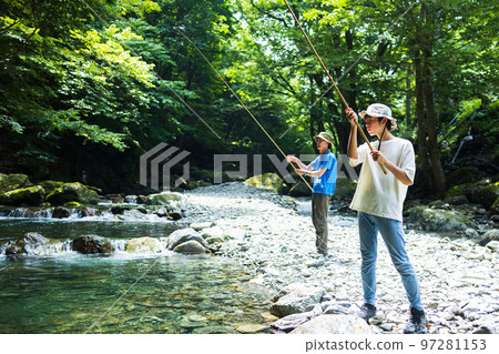 家庭享受釣魚 97281153