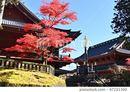 日光山輪王寺的秋葉和 Sointo 寶塔 日光山輪王寺的秋葉和 Sointo 寶塔 97281300