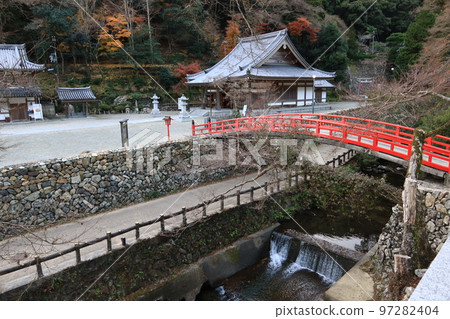 日本寺廟:大阪府箕面市箕面公園箕面山龍安寺觀音堂,箕面川景觀和瑞雲橋 日本寺廟:大阪府箕面市箕面公園箕面山龍安寺觀音堂,箕面川景觀和瑞雲橋 97282404