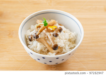 Mixed rice with shimeji mushrooms 97282947
